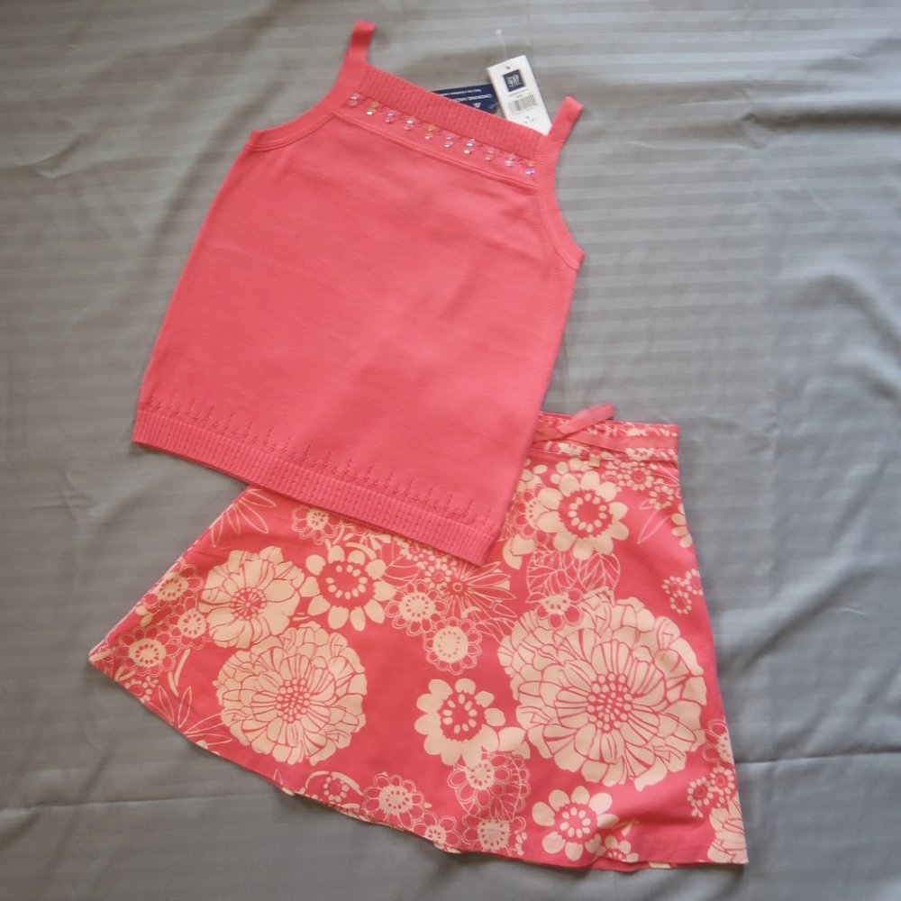 GapKids Girls Sequined Knit Top and Matching Skirt Set  Size Small 5/6 & 6  NWTs